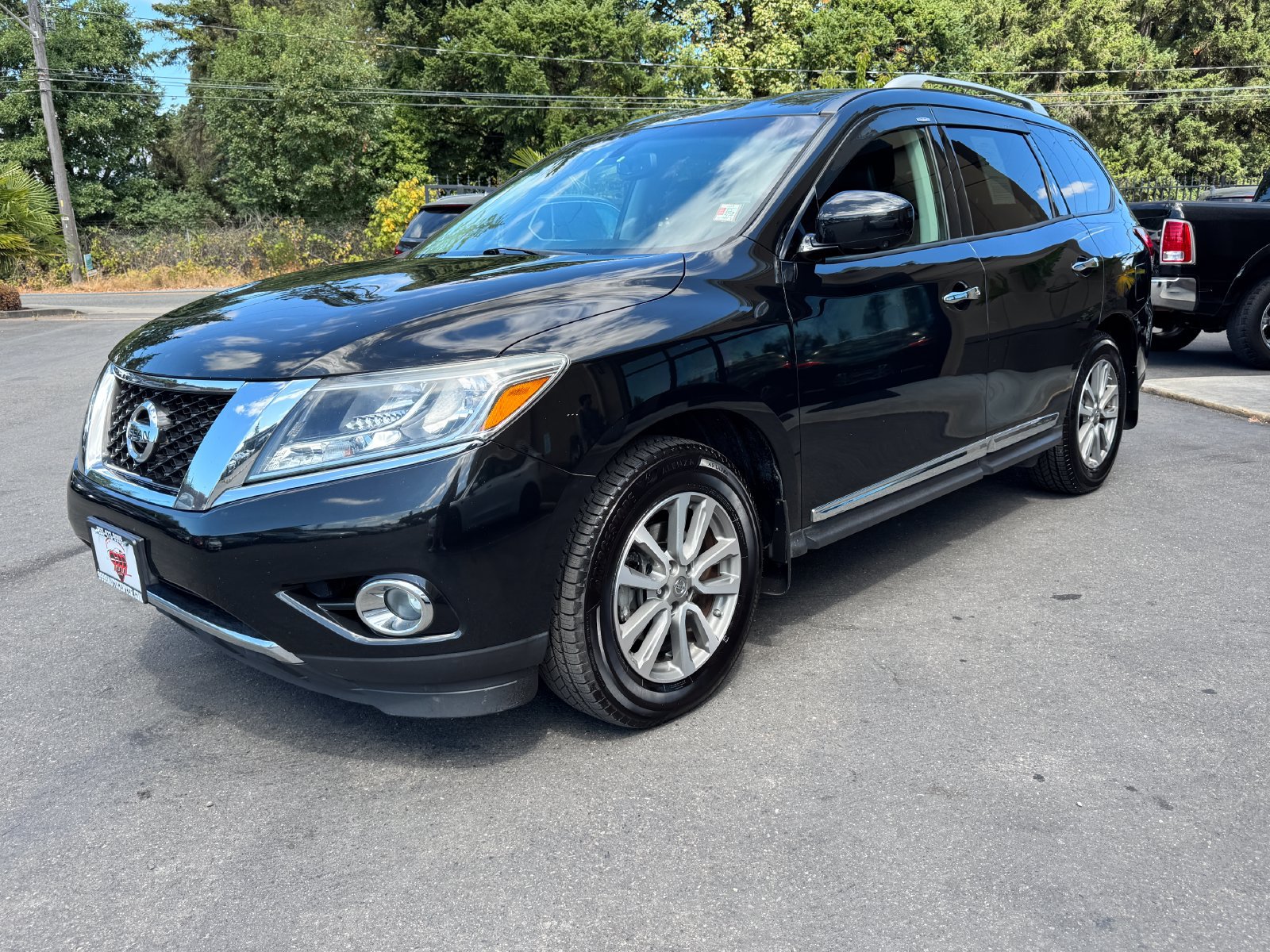 Used 2016 Nissan Pathfinder SL w/ SL Tech Package AWD/4WD image 3