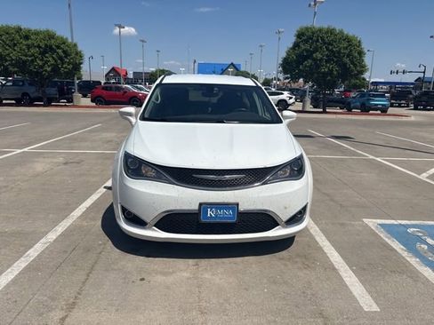 Used 2018 Chrysler Pacifica Touring-L FWD image 8