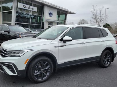 Used 2023 Volkswagen Tiguan SE w/ Panoramic Sunroof Package