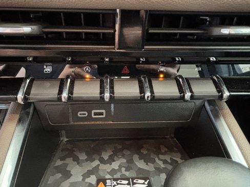 Used 2024 GMC Canyon Denali AWD/4WD image 15