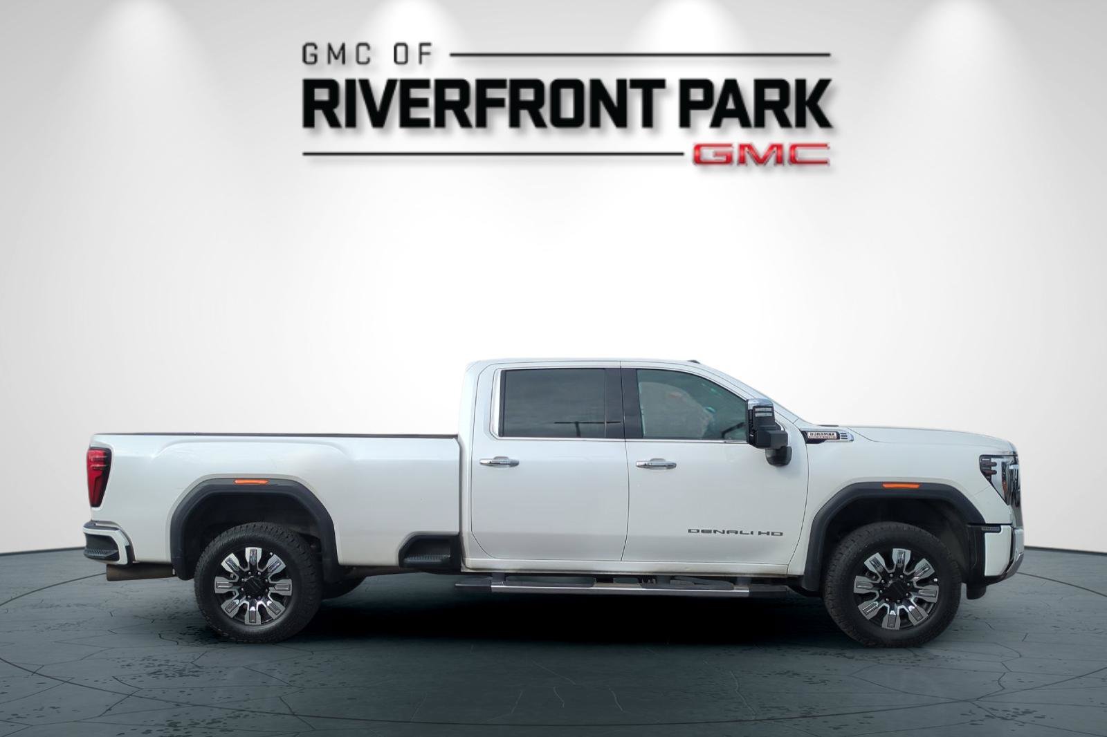 Used 2025 GMC Sierra 3500 Denali AWD/4WD image 2