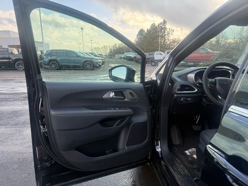 New 2026 Chrysler Pacifica Select FWD image 76