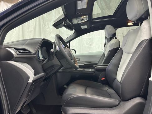 Used 2025 Toyota Sienna XSE image 14