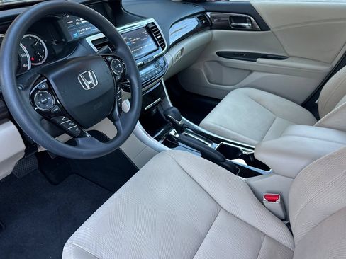 Used 2017 Honda Accord EX image 9