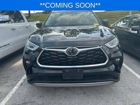 Used 2022 Toyota Highlander Platinum AWD/4WD image 2