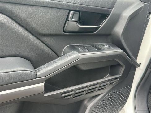 Certified 2025 Toyota Tacoma SR5 AWD/4WD image 18