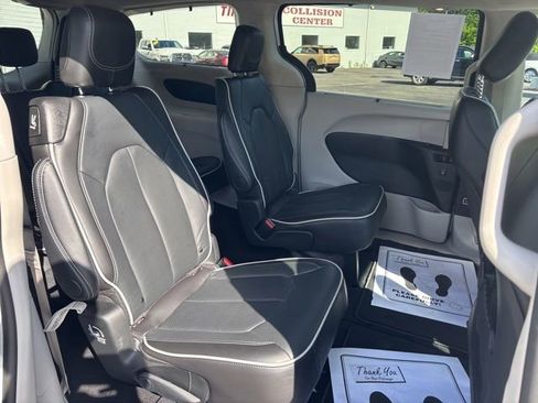Used 2024 Chrysler Pacifica Limited FWD image 16