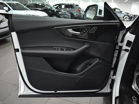 Used 2025 Audi Q8 Premium AWD/4WD image 35