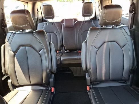 Used 2025 Chrysler Pacifica Select FWD image 19