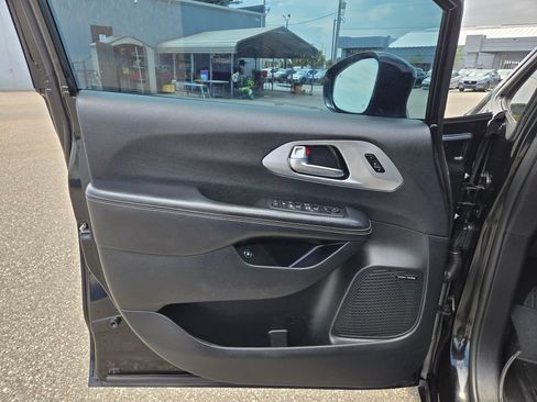 Used 2019 Chrysler Pacifica Limited w/ Advanced Safetytec Group FWD image 25