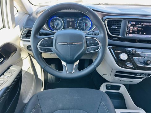 Used 2023 Chrysler Voyager LX image 12