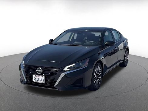 Used 2025 Nissan Altima 2.5 SV FWD image 6