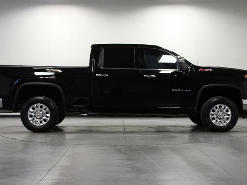 Used 2022 Chevrolet Silverado 2500 LTZ w/ LTZ Convenience Package image 3