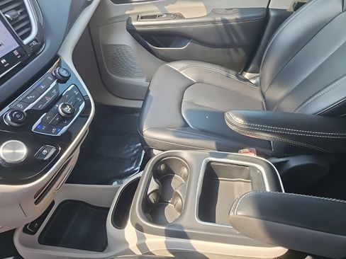 Used 2023 Chrysler Pacifica Touring-L FWD image 15