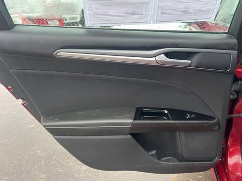 Used 2015 Ford Fusion SE image 16