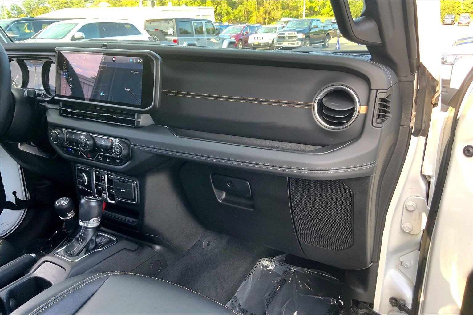 Used 2024 Jeep Wrangler Unlimited Sahara w/ Technology Group AWD/4WD image 18