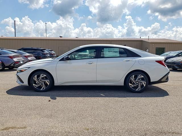 New 2025 Hyundai Elantra SEL FWD image 3