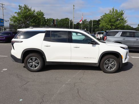 Used 2025 Chevrolet Traverse LT w/ Driver Confidence Package FWD image 11