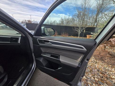 Certified 2022 Volkswagen Atlas SEL Premium image 12