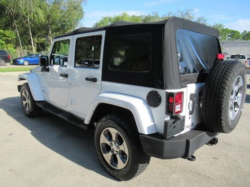 Used 2017 Jeep Wrangler Unlimited Sahara w/ Connectivity Group AWD/4WD image 5