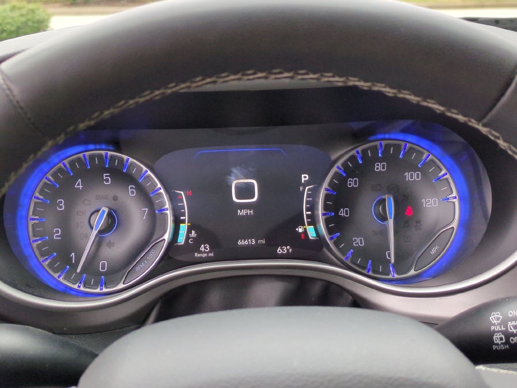 Used 2023 Chrysler Pacifica Touring-L FWD image 20