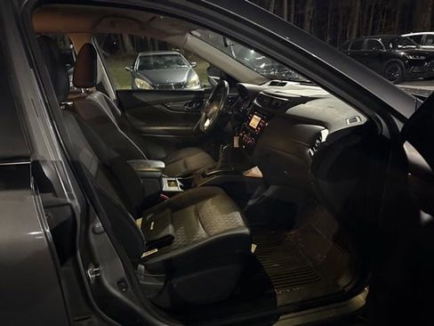 Used 2017 Nissan Rogue S image 19