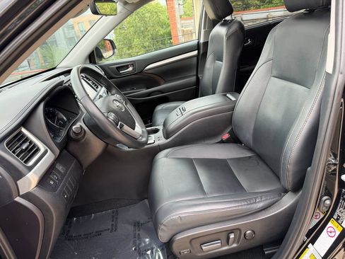 Used 2019 Toyota Highlander XLE AWD/4WD image 11