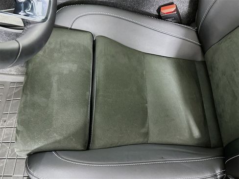 Used 2023 Volvo XC40 Recharge Plus image 18