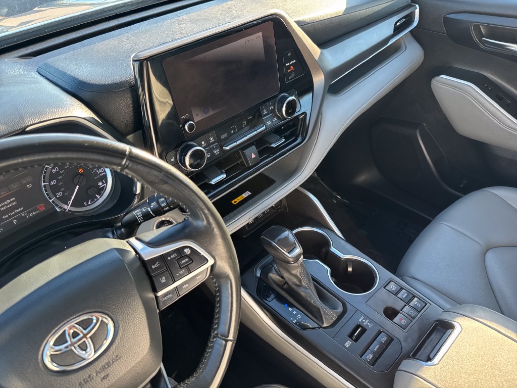 Used 2024 Toyota Highlander XLE AWD/4WD image 23