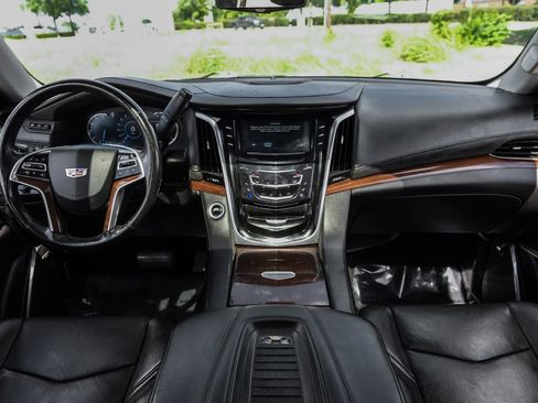 Used 2018 Cadillac Escalade ESV Luxury RWD image 12