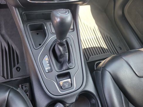 Used 2021 Jeep Cherokee Latitude Plus w/ Mopar Interior Package FWD image 25