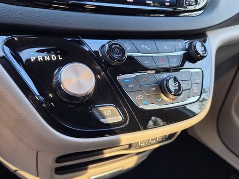 Used 2023 Chrysler Pacifica Touring-L FWD image 21