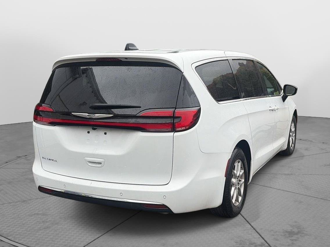 Used 2026 Chrysler Pacifica Select FWD image 5