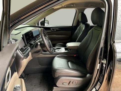 Used 2025 Kia Carnival FWD image 20