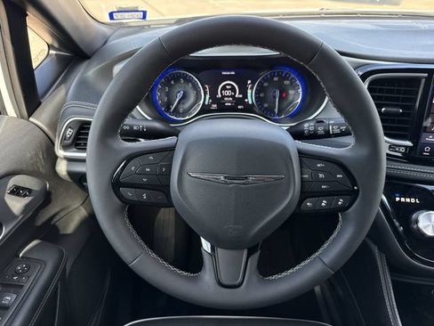 Used 2025 Chrysler Pacifica Limited FWD image 14