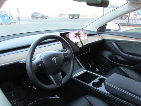 Used 2021 Tesla Model 3 Standard Range Plus image 29