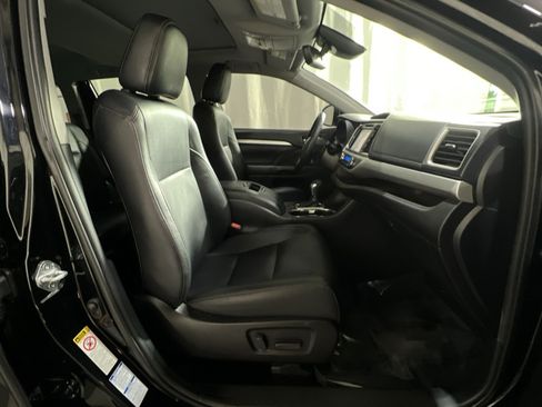 Used 2019 Toyota Highlander XLE AWD/4WD image 41