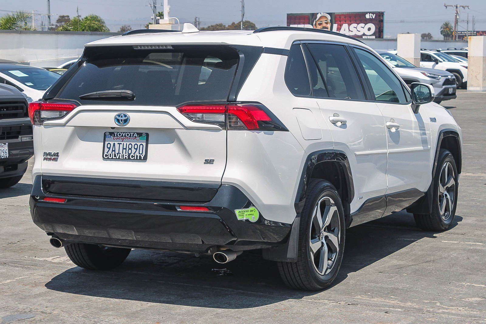 Used 2022 Toyota RAV4 SE w/ Weather & Moonroof Package AWD/4WD image 9