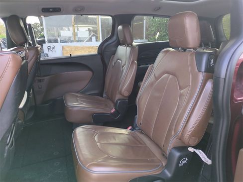 Used 2018 Chrysler Pacifica Limited w/ Tire & Wheel Group image 16