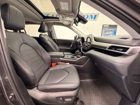 Used 2024 Toyota Highlander XLE AWD/4WD image 14