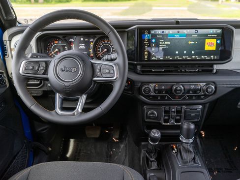 Used 2024 Jeep Wrangler Unlimited Sahara w/ Technology Group AWD/4WD image 13