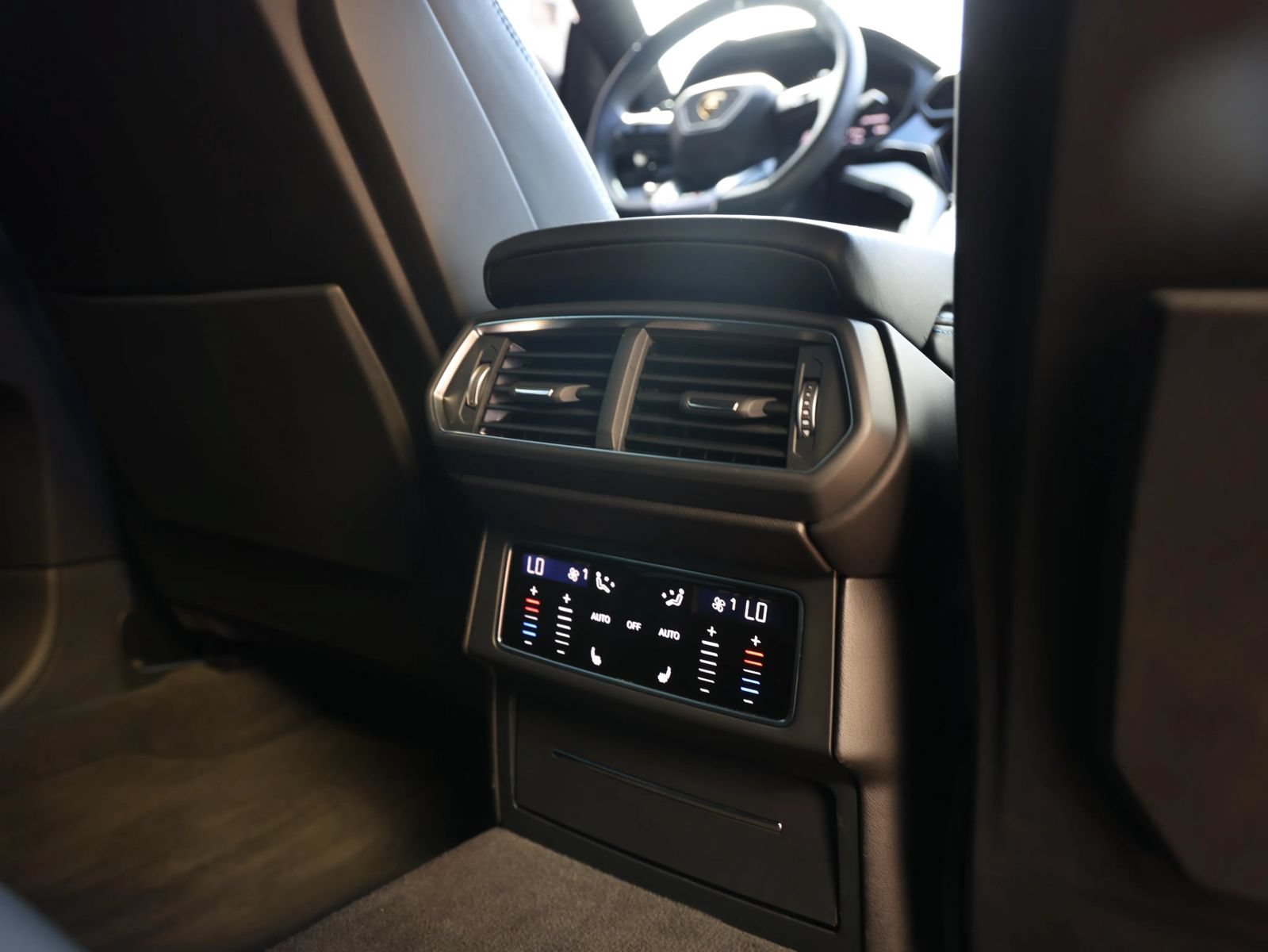 Used 2021 Lamborghini Urus AWD/4WD image 26