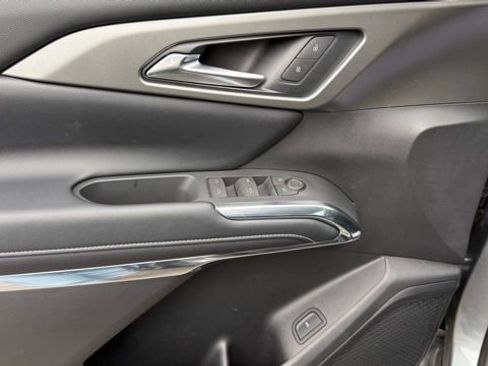 Used 2025 Chevrolet Traverse LT w/ Sun and Wheel Package image 19