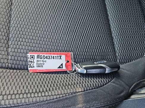Used 2017 Ford Explorer XLT image 21
