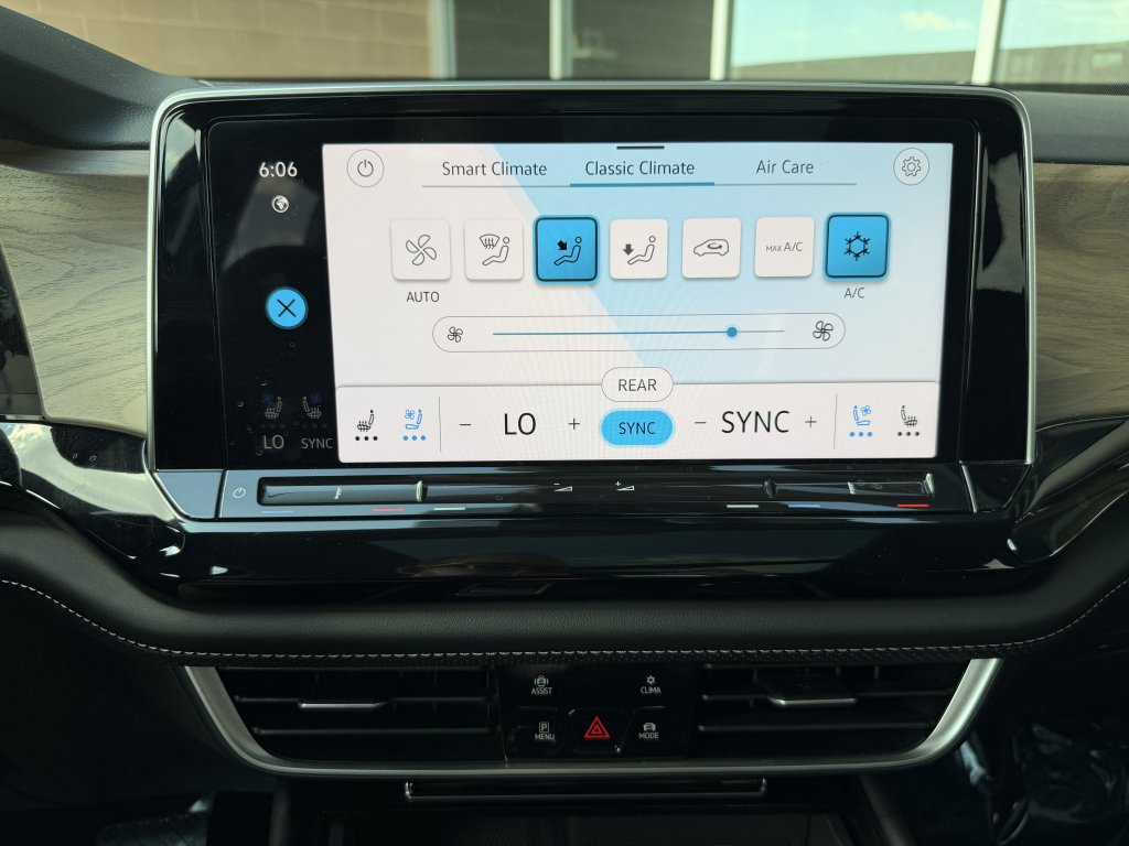 Used 2024 Volkswagen Atlas SE w/ Panoramic Sunroof Package FWD image 24