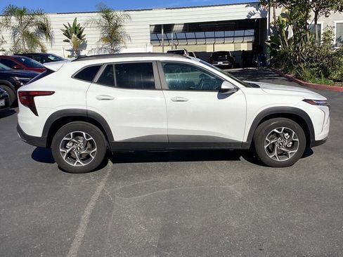 Used 2025 Chevrolet Trax LT w/ LT Convenience Package image 2