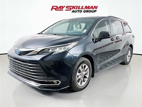 Used 2021 Toyota Sienna XLE image 3