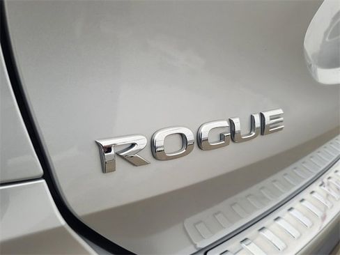 Used 2019 Nissan Rogue SV image 6