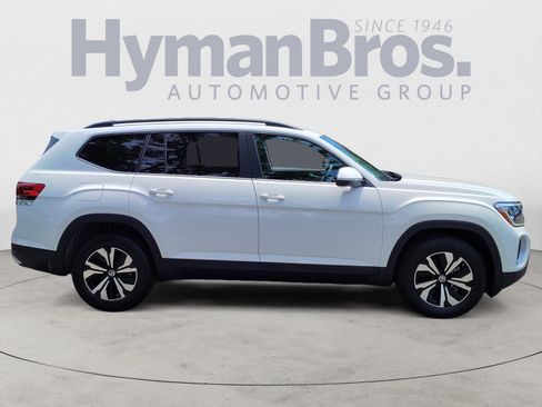 Used 2025 Volkswagen Atlas SE FWD image 2