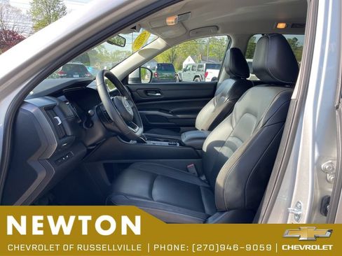 Used 2025 Nissan Pathfinder SL AWD/4WD image 4